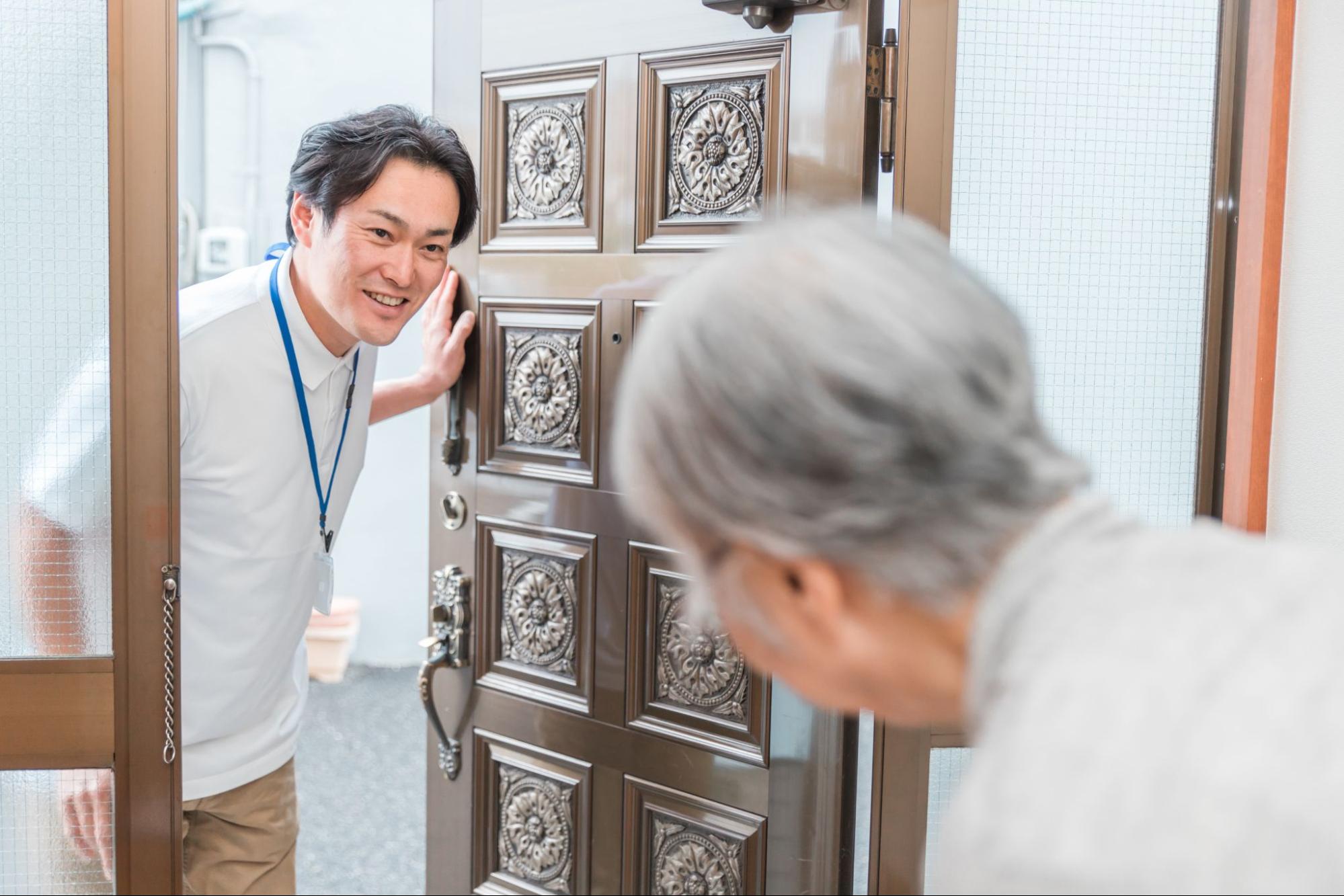介護士になるには「居宅サービス」と「施設サービス」のどちらかを選ぶ必要がある