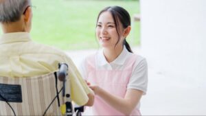 大卒で介護職に就くのは決してもったいなくない！自信を持って選択しよう
