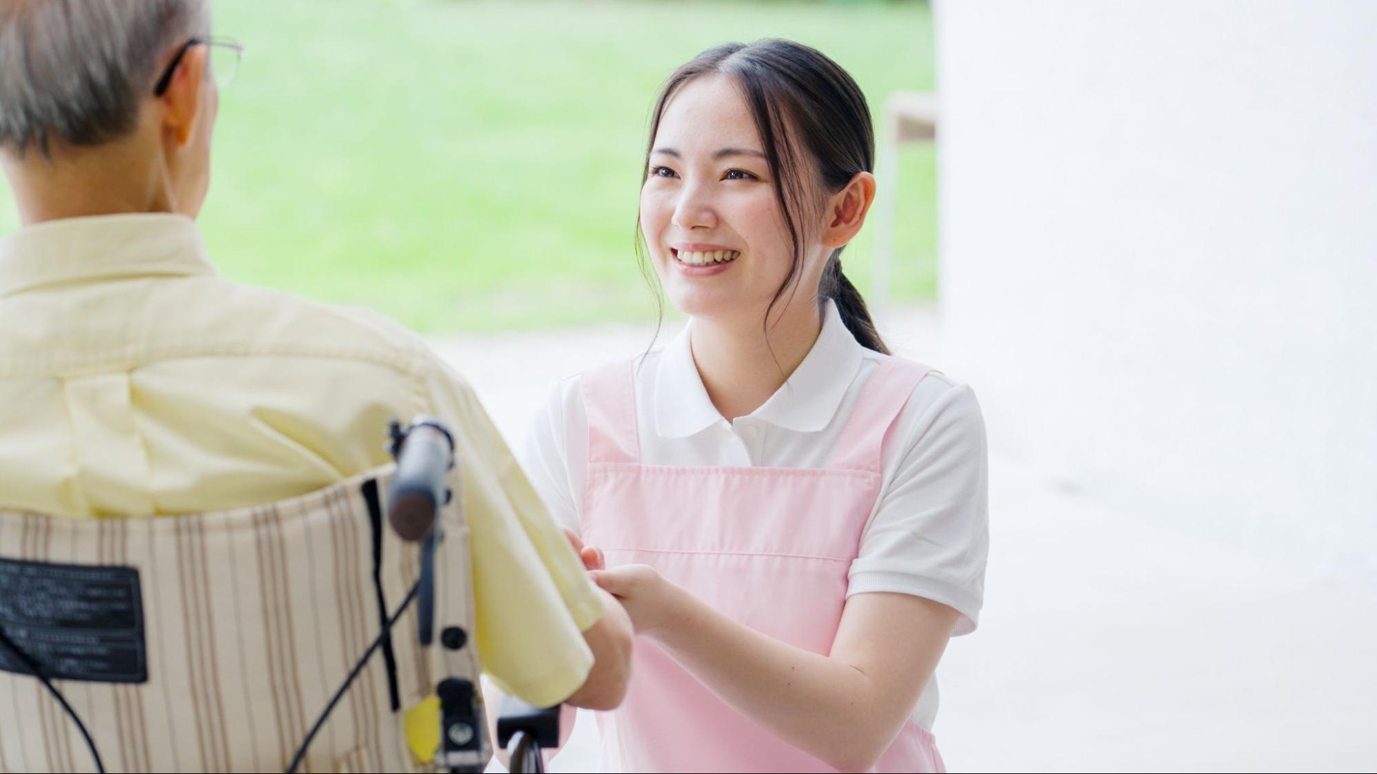 大卒で介護職に就くのは決してもったいなくない！自信を持って選択しよう