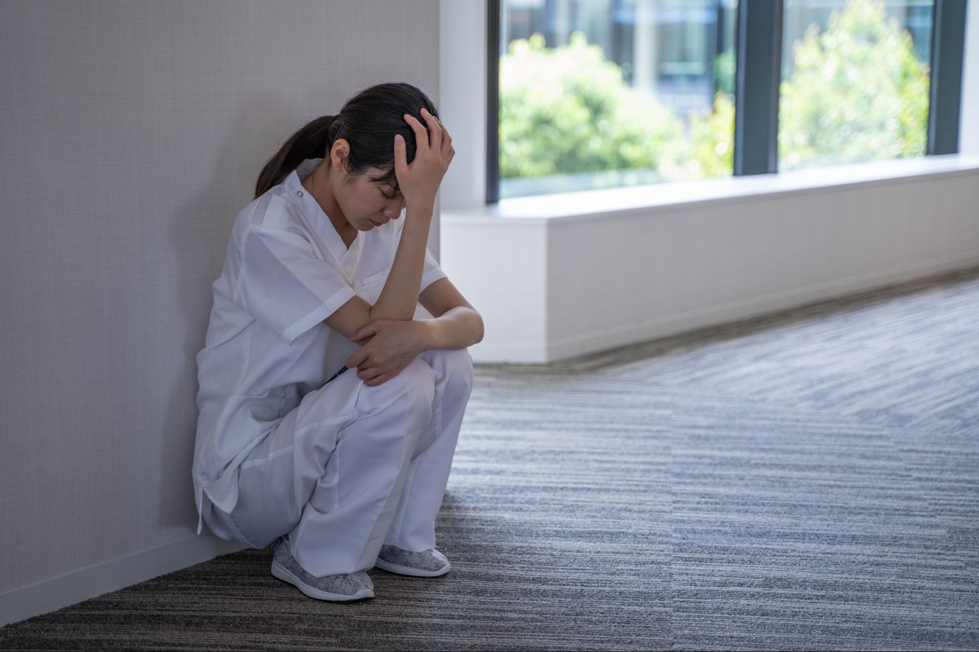ストレスフルな介護士は「燃え尽き症候群」に注意